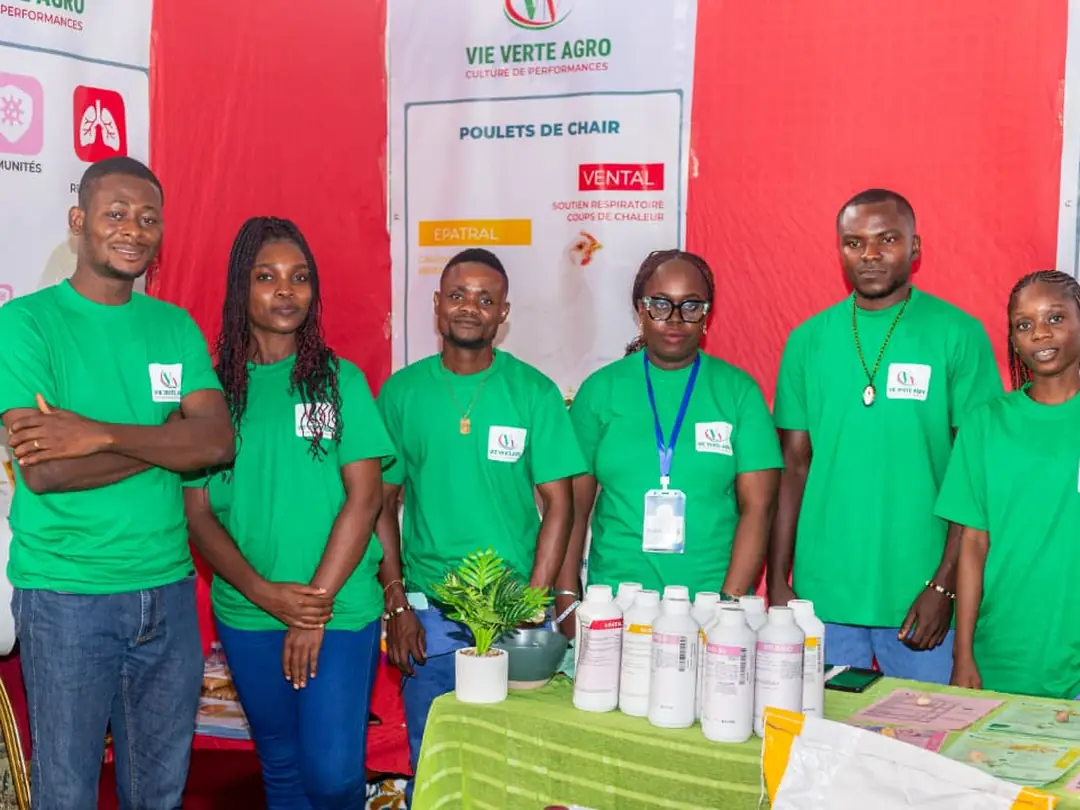 L'équipe de Vie Verte Agro en tee-shirts verts sur son stand, devant les produits Natual