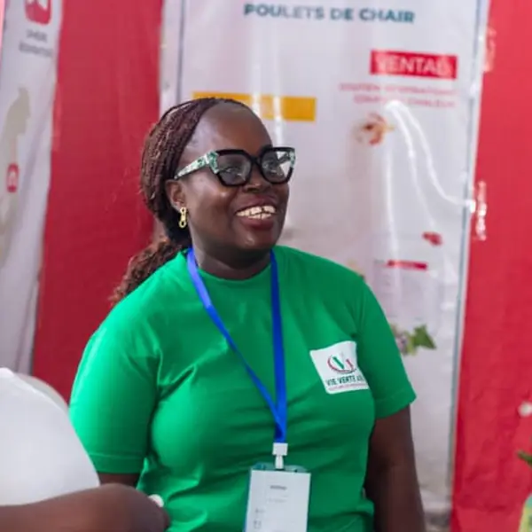 Gloria Amoussou, gérante, souriante sur le stand Vie Verte Agro