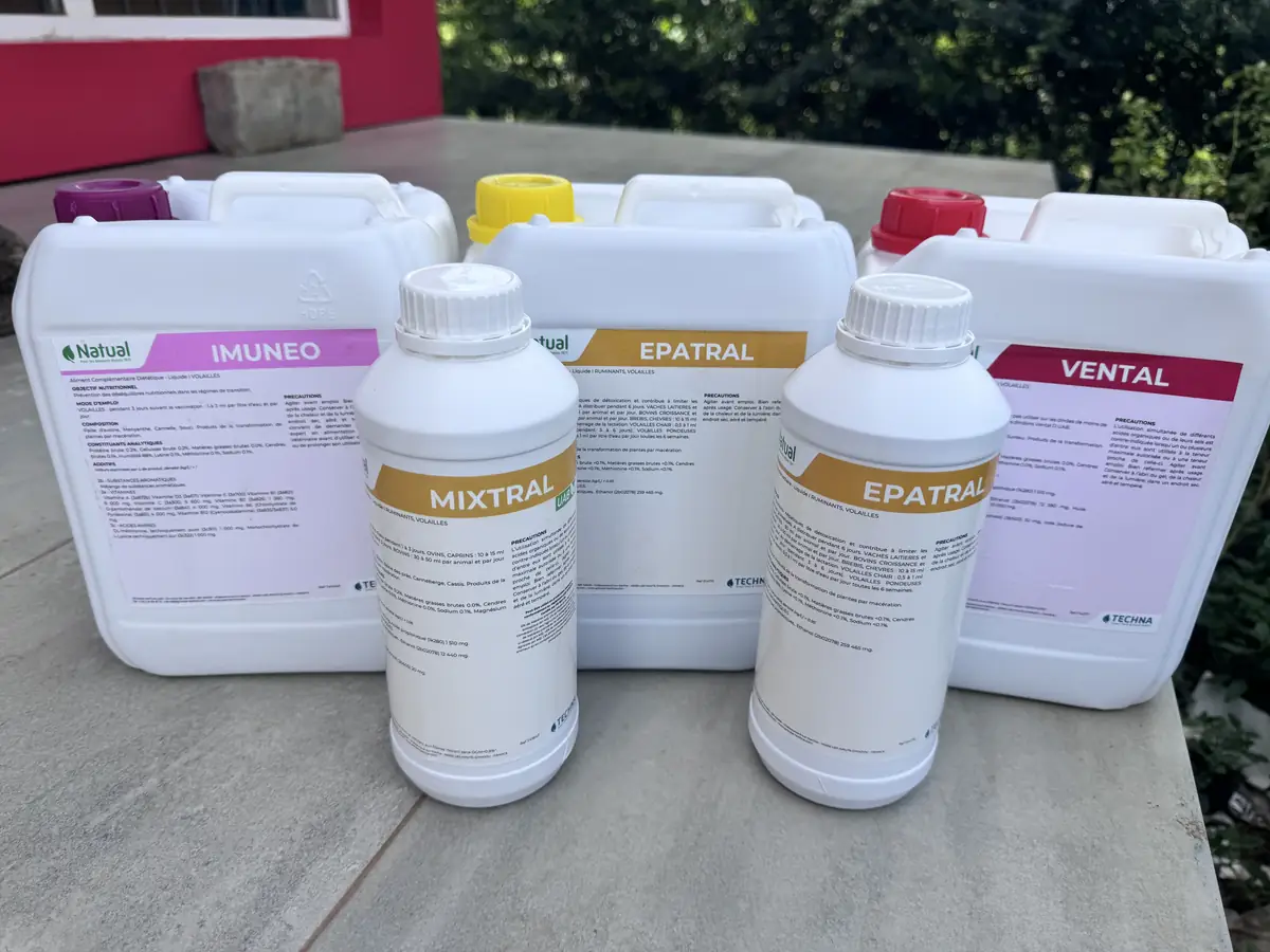 Bidons et flacons IMUNEO, MIXTRAL, EPATRAL et VENTAL posés sur une table